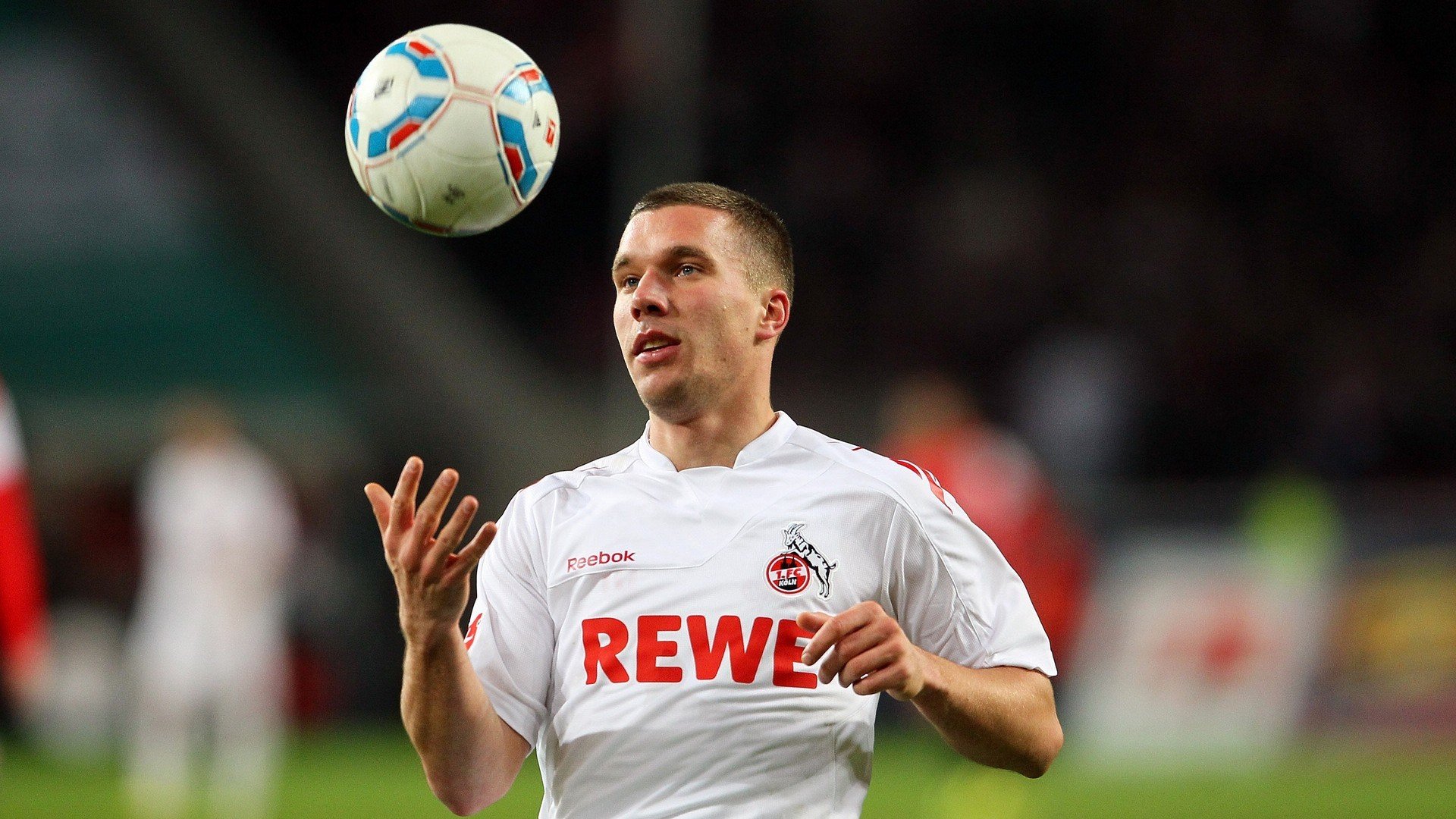 可爱!林诗栋穿海南队服出发全运会,像小芒果,球迷送苹果祝他平平安安